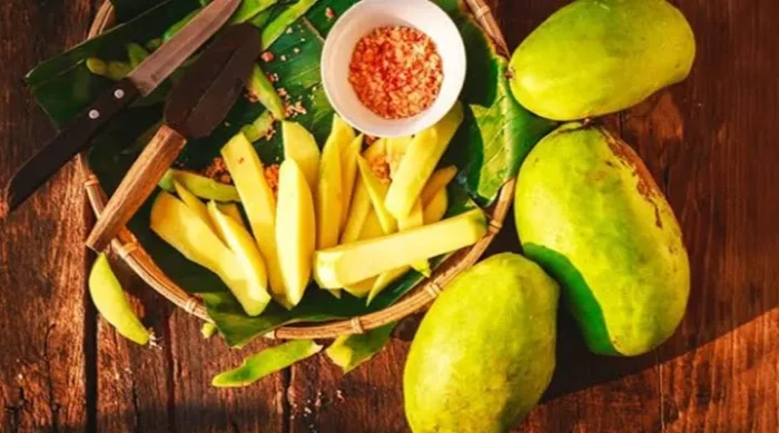 কাঁচা টকমিষ্টি আম (১০কেজির বক্স)